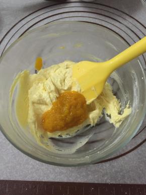 加入二分之一的南瓜泥，搅拌均匀。