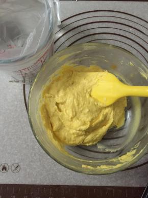 继续加入三分之一的粉类，拌匀后继续加入二分之一的南瓜泥再加入最后的粉类，搅匀即可。