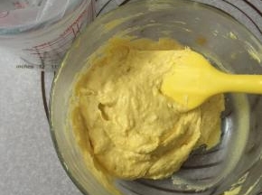 继续加入三分之一的粉类，拌匀后继续加入二分之一的南瓜泥再加入最后的粉类，搅匀即可。