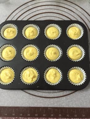 模具提前放好纸杯，将面糊装入裱花袋，挤入纸杯中，8分满即可。