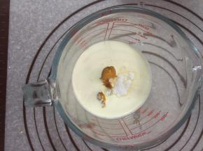 取100克奶油，加入15克南瓜泥，10克细砂糖，打至裱花状态。