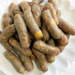 蒸好的脆皮肠，剪成节，便于储存！放在冰箱冷冻或者真空包装都可以！随吃随取！