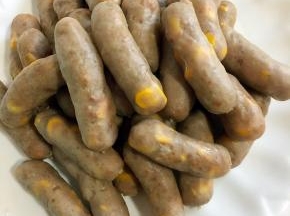 蒸好的脆皮肠，剪成节，便于储存！放在冰箱冷冻或者真空包装都可以！随吃随取！