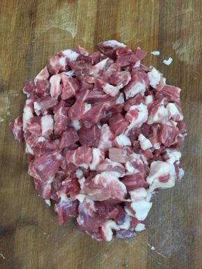 瘦肉洗净切成小块备用！(瘦肉选择肥瘦相间的瘦肉，瘦肉与肥肉的比例是8:2)