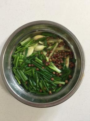 首先我们来准备葱姜水:葱段，生姜丝，蒜瓣，花椒加入100克的开水浸泡片刻！过滤出葱姜水备用！