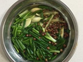 首先我们来准备葱姜水:葱段，生姜丝，蒜瓣，花椒加入100克的开水浸泡片刻！过滤出葱姜水备用！