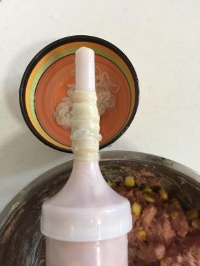 把冲洗干净的肠衣轻轻的套在灌肠神器上！可以一次性多套几根，这样可以节省时间哦！(动作要轻柔一点儿哦！不要把肠衣弄破了！)