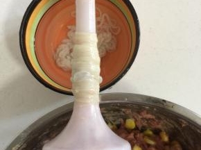 把冲洗干净的肠衣轻轻的套在灌肠神器上！可以一次性多套几根，这样可以节省时间哦！(动作要轻柔一点儿哦！不要把肠衣弄破了！)