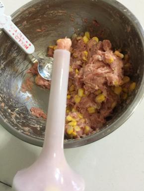 灌肠神器里面灌入7分满的肉，旋转手柄，把肉挤出来一点，这样比较润滑，套肠衣的时候很快，不会涩住，也不会刮破肠衣！(小技巧哦）
