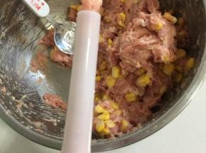 灌肠神器里面灌入7分满的肉，旋转手柄，把肉挤出来一点，这样比较润滑，套肠衣的时候很快，不会涩住，也不会刮破肠衣！(小技巧哦）
