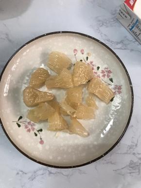 柚子去皮，去籽，掰成小块。