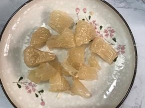 柚子去皮，去籽，掰成小块。