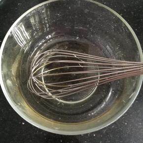 将蛋黄蛋清分离，蛋清放入无水无油的容器中，放入冰箱冷藏备用。
将玉米油和水倒入大碗中，用手动打蛋器搅拌均匀。