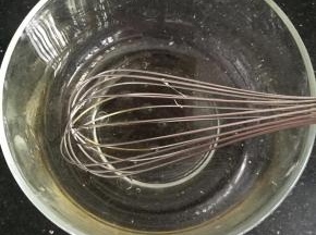 将蛋黄蛋清分离，蛋清放入无水无油的容器中，放入冰箱冷藏备用。
将玉米油和水倒入大碗中，用手动打蛋器搅拌均匀。