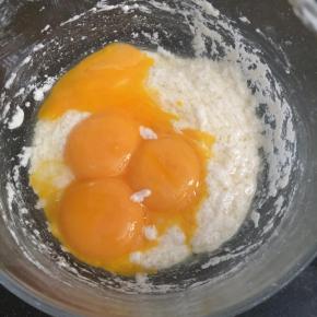 将蛋黄打散放入面糊中，继续用手动打蛋器搅拌均匀，成细腻的蛋黄糊，放一边备用。