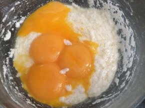 将蛋黄打散放入面糊中，继续用手动打蛋器搅拌均匀，成细腻的蛋黄糊，放一边备用。