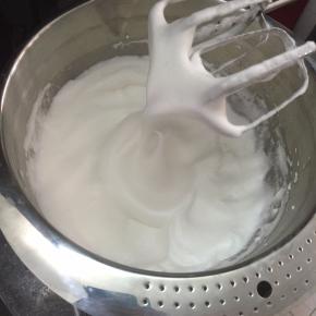 蛋清中加入几滴白醋，分3次加入细砂糖，打发至湿性发泡。