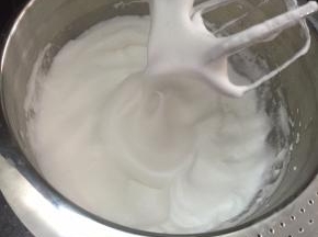 蛋清中加入几滴白醋，分3次加入细砂糖，打发至湿性发泡。