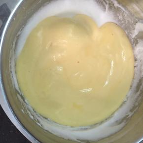 再将面糊倒入剩余蛋白霜中拌匀。