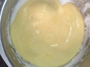 再将面糊倒入剩余蛋白霜中拌匀。