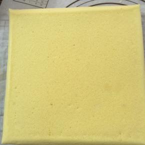 出炉后从高处摔一下，垫张油纸倒扣在烤网上，撕掉油布，盖上油纸晾凉。（反卷）