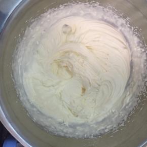 取250克奶油加入25克糖粉，打至裱花状态。