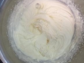 取250克奶油加入25克糖粉，打至裱花状态。