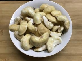 把买回来的菱剥壳后清洗干净。