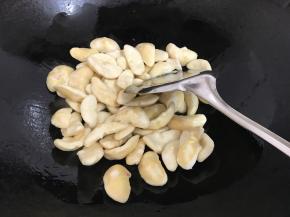 放入菱肉翻炒。