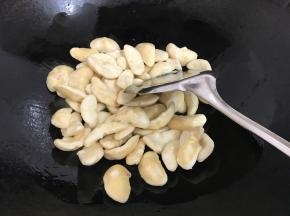 放入菱肉翻炒。