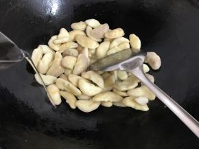 加入适量清水。