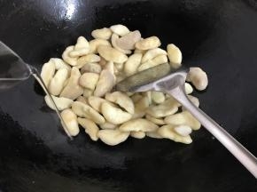 加入适量清水。