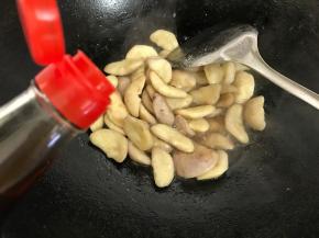 煮至菱肉酥后加入少许醋炒匀后熄火。