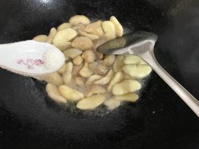 煮开后加入适量糖调味。