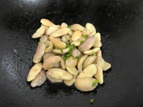 出锅前撒入葱花。