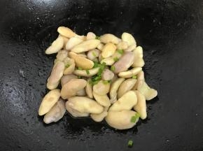 出锅前撒入葱花。