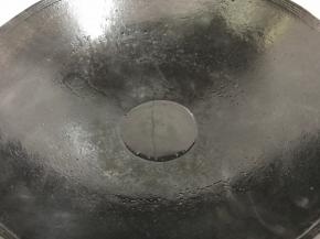 锅中放少许油。