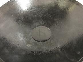 锅中放少许油。