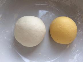 分别和好面团，放温暖处发酵。