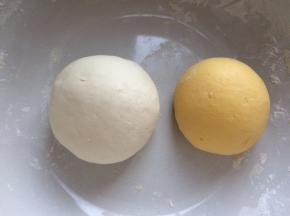 分别和好面团，放温暖处发酵。