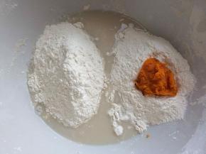 面粉加酵母粉，分成两份，其中一份加适量南瓜泥。