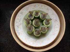 丝瓜挖小洞，将虾球放入。