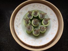 丝瓜挖小洞，将虾球放入。