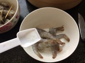 虾去头、皮、虾线，留尾，加少许盐和料酒腌一会。