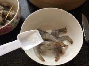 虾去头、皮、虾线，留尾，加少许盐和料酒腌一会。