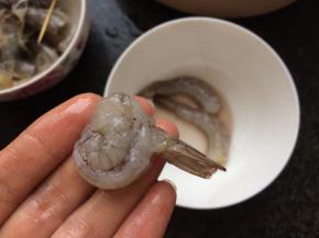 将虾开背，前胸穿透，把虾尾从中穿过去，形成虾球。