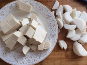 豆腐半块，划小块，白萝卜切片。