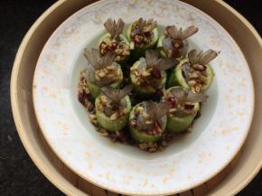 淋料汁，料汁是自配的，有蒸鱼豉油、蒜末、盐、白糖、油、辣椒。