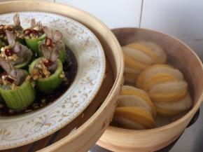 将丝瓜虾盅也蒸上，蒸八分钟左右。