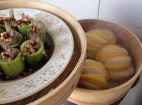 将丝瓜虾盅也蒸上，蒸八分钟左右。